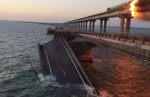 Ngày 8/10, một chiếc xe tải phát nổ trên cây cầu nối Nga với bán đảo Crimea. Ảnh: AP