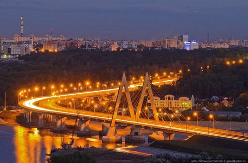 Cầu chữ M hay cầu “Thiên niên kỷ” được xây vào năm 2005 nhân kỷ niệm 1.000 năm thành phố Kazan. Về đêm, cây cầu hiện lên vô cùng lung linh trong ánh đèn điện.