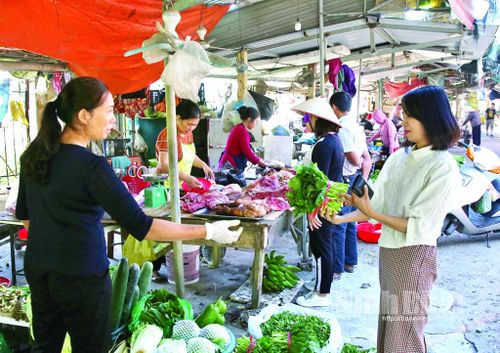 Tại các chợ thực phẩm, giá rau xanh đều tăng