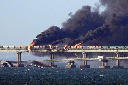 Đám cháy bốc lên sau vụ nổ trên cầu Crimea