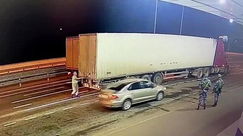 Hình ảnh về chiếc xe tải do tài xế Yusubov Makhir điều khiển chuẩn bị rời trạm kiểm soát ở đầu cầu Crimea. (Ảnh: RT)