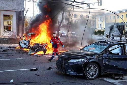 Lửa cháy trên đường phố Kyiv.