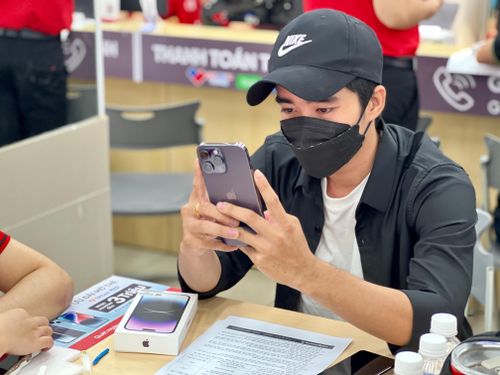  Khách hàng Việt chủ yếu mua mẫu iPhone 14 Pro Max tím. Ảnh: Thúy Hạnh.