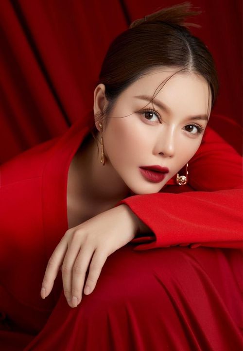 Lý Nhã Kỳ luôn tích cực thử nghiệm nhiều phong cách thời trang và make up. Cô toát lên thần thái nổi bật ngay cả trong những shoot hình chụp trong studio. 
