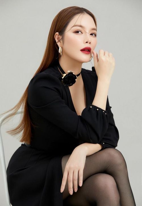 Khi được hỏi đích đến sắp tới, Lý Nhã Kỳ chia sẻ với cô gia đình vẫn là điều quan trọng nhất. Nữ diễn viên mong mình sẽ là người phụ nữ có trong tay sự nghiệp lẫn một tổ ấm hạnh phúc. 