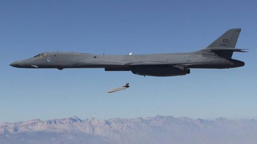 Máy bay B-1B Lancer của Mỹ phóng một tên lửa chống hạm tầm xa trong cuộc thử nghiệm vào năm 2013. Ảnh: Quân đội Mỹ