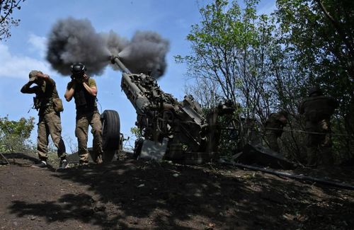 Binh sĩ Ukraine nã hỏa lực từ lựu pháo M777 do Mỹ sản xuất ở Kharkiv, ngày 1/8/2022. Ảnh: AFP/Getty Images