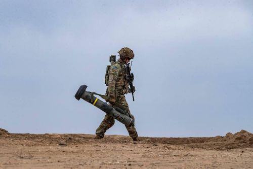 Binh sĩ Mỹ với bệ phóng tên lửa đất đối không Javelin trong cuộc tập trận ở Syria vào ngày 7/12/2021. Ảnh: AFP/Getty Images
