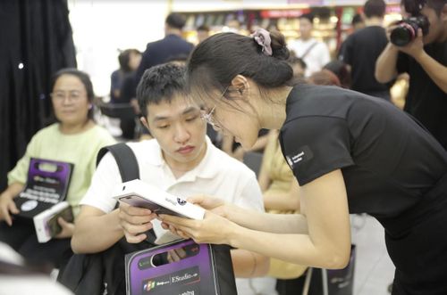Một trong những khách hàng đầu tiên nhận máy.