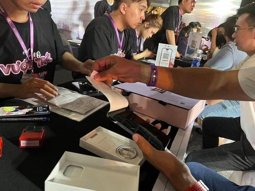 Những chiếc iPhone 14 đầu tiên được người mua sở hữu. Ảnh: Minh Tuấn