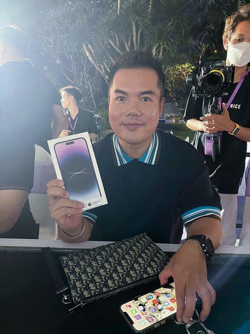 Những vị khách có iPhone 14 đầu tiên. Ảnh: Minh Tuấn