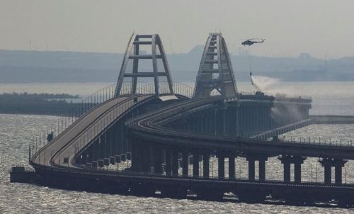Nga đang nỗ lực khắc phục hậu quả từ vụ nổ lên cầu Crimea. (Ảnh: Reuters)