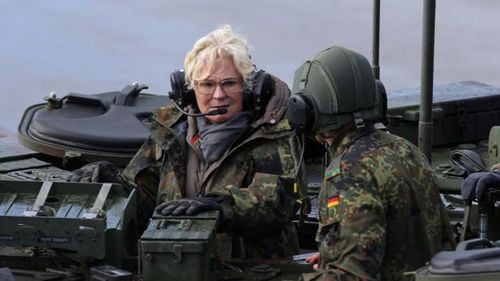 "Màn tập kích tên lửa gần đây nhằm vào Kiev và các thành phố khác của Ukraine cho thấy tầm quan trọng của việc cung cấp cho Ukraine các hệ thống phòng không một cách nhanh chóng", Bộ trưởng Quốc phòng Đức Christine Lambrecht nhấn mạnh.