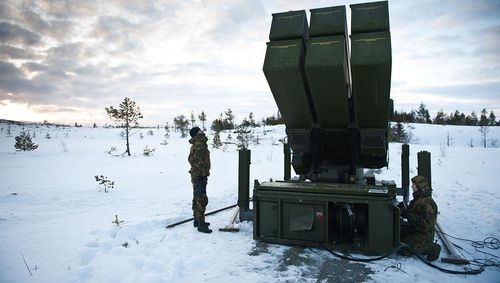 NASAMS có tầm bắn khoảng 25-30 km với độ chính xác rất cao. Tổ hợp này cũng có thể khai hỏa mọi mẫu tên lửa được dùng trên chiến đấu cơ NATO.