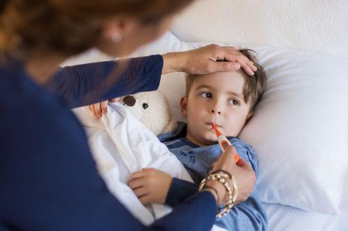 Trẻ nhỏ là đối tượng dễ mắc các bệnh cảm cúm khi chuyển mùa. Ảnh: The Healthy.