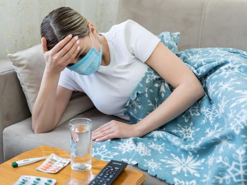 Cảm lạnh thông thường, cúm và Covid-19 có nhiều biểu hiện mắc bệnh giống nhau. Ảnh: Woman.