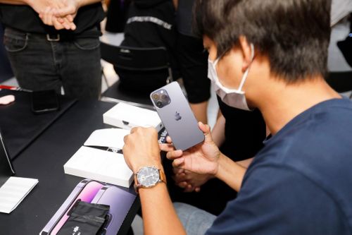 Theo quy định khách hàng sẽ phải kích hoạt iPhone 14 ngay khi nhận, vẫn có nhiều trường hợp ngoại lệ. Ảnh: Thúy Hạnh.