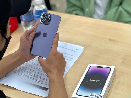 Người dùng Việt có thể chọn mua iPhone VN/A từ nhiều nguồn khác nhau. Ảnh: Thúy Hạnh.