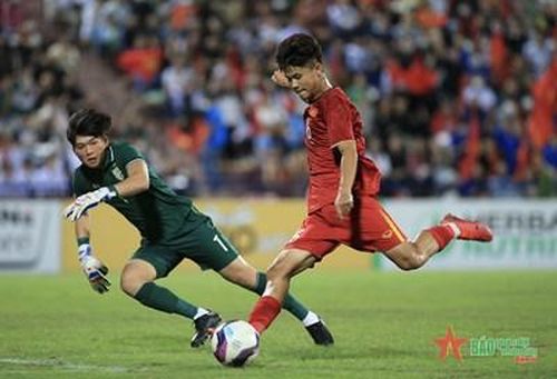 Thủ thành Dharissanu Guptanawin phải vào lưới nhặt bóng 3 lần trong trận U.17 Thái Lan thua U.17 Việt Nam 0-3, tại vòng loại U.17 châu Á 2023. Ảnh: LÂM THỎA