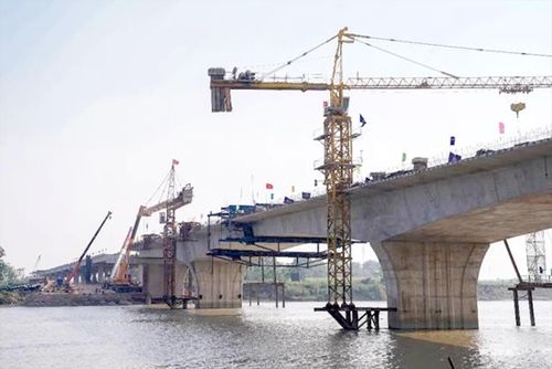 Thi công cầu Núi Đọ trên cao tốc Mai Sơn - Quốc lộ 45 dự kiến đưa vào khai thác cuối năm nay. Ảnh: H. Việt