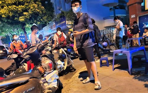 Cứ vào khung giờ 19, 20, 21 giờ, cổng trường này lại chật kín phụ huynh chờ đón con sau ca học thêm.