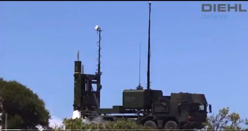NASAMS có khả năng tấn công nhiều mục tiêu trên không, từ máy bay chiến đấu, máy bay trực thăng đến tên lửa hành trình và máy bay không người lái.