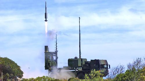 Đây là sản phẩm của liên danh hai nhà thầu Kongsberg Defence & Aerospace (Na Uy) và Raytheon (Mỹ) chế tạo. NASAMS bắt đầu đưa vào biên chế quân đội NATO từ năm 1998 và đang phục vụ trong quân đội 9 nước.