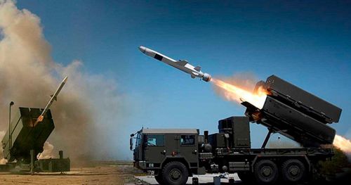 Theo giới chuyên gia quân sự phương Tây, tên lửa dẫn đường không đối không AIM-120 AMRAAM có tầm bắn hơn 100 km. Nhưng khi tên lửa này được đặt trên hệ thống tên lửa phòng không NASAMS nâng cấp, tầm bắn của nó giảm đi chỉ còn một nửa, còn phiên bản cơ bản là 25km.