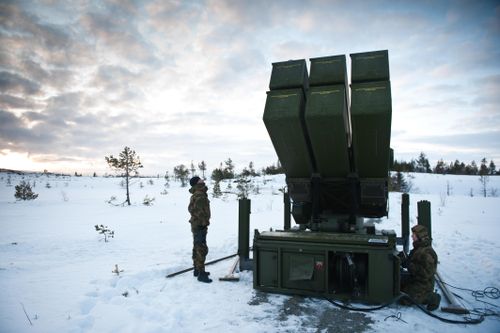 Diehl Defense cho biết, IRIS-T có khả năng cơ động cực nhanh trên đường, khả năng triển khai nhanh, cùng với các cảm biến và tên lửa hiện đại. Nó cũng yêu cầu kíp xạ thủ nhỏ “nhờ mức độ tự động hóa cao, cấu trúc hệ thống linh hoạt, khả năng mạng và tính cơ động chiến thuật và chiến lược cao.