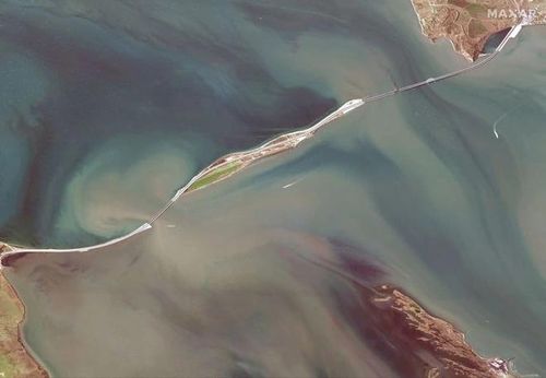  Hình ảnh vệ tinh sau vụ nổ cầu Kerch nối Crimea. Ảnh: Maxar Technologies. 
