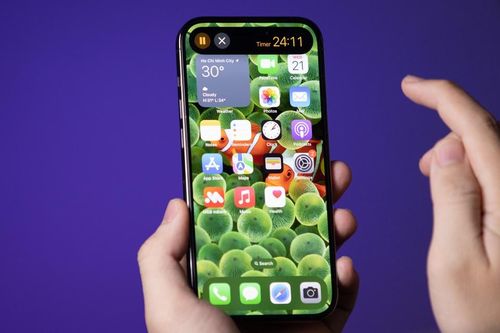 Thiết bị chạy iOS 16 hiển thị thông báo lỗi SIM sau đó không phản hồi. Ảnh: GizBot.