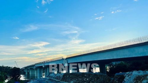 Cầu Vĩnh An thuộc gói thầu 13-XLcó chiều dài 475,90m vượt sông Mã (nối hai huyện Vĩnh Lộc và Yên Định) được thiết kế xây dựng một đơn nguyên với bề rộng 23,5m gồm 4 làn xe cao tốc có dải phân cách giữa; có làn dành cho dân sinh. Hiện hàn mục cầu đang đảm bảo tiến độ đề ra. Ảnh: CTV/BNEWS/TTXVN
