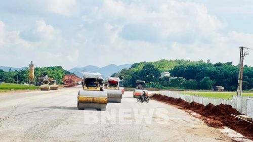 Một đoạn tuyến thuộc gói thầu 11- XL đang được nhà thầu đẩy nhanh thi công. Ảnh: CTV/BNEWS/TTXVN