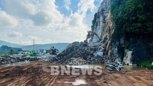 Một đoạn tuyến thuộc gói thầu 11-XL vẫn đang phải nổ mìn, phá đá. Ảnh: CTV/BNEWS/TTXVN