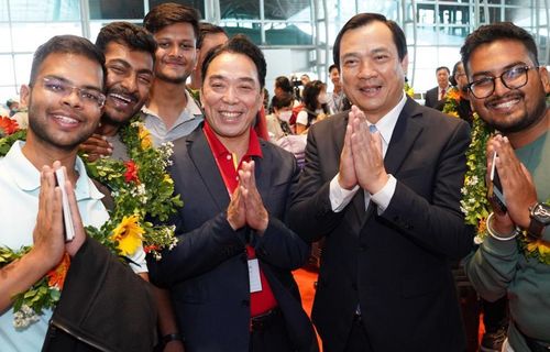 Các hành khách trên các chuyên bay từ Mumbai và New Delhi hạ cánh Đà Nẵng được chào đón.