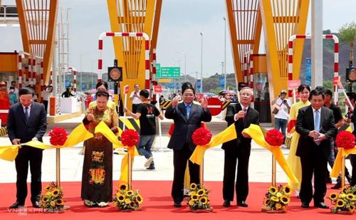 Thủ tướng Phạm Minh Chính (đứng giữa) cắt băng khánh thành cao tốc Vân Đồn-Móng Cái, sáng 1/9. (Ảnh: Lê Tân)