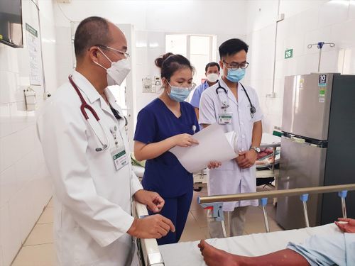 Bác sĩ BV Bạch Mai khám cho bệnh nhân sốt xuất huyết