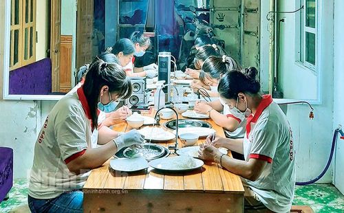 Công đoạn sơ chế yến tại cơ sở sản xuất yến sào Huân Hòa, xã Yên Nhân (Yên Mô).