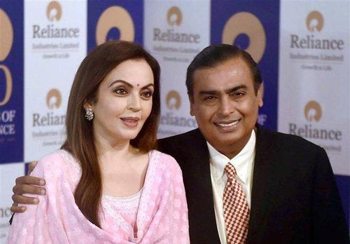 Tỷ phú Mukesh Ambani bên người vợ xinh đẹp Nita Ambani. Cả hai cưới nhau khi còn trẻ và có cuộc sống hôn nhân rất viên mãn.