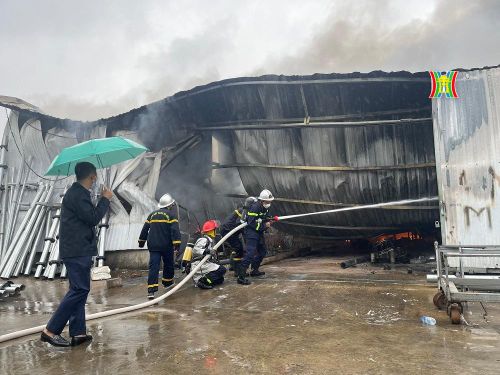 Lực lượng PCCC nỗ lực dập lửa, ngăn chặn cháy lan sang các khu vực lân cận.