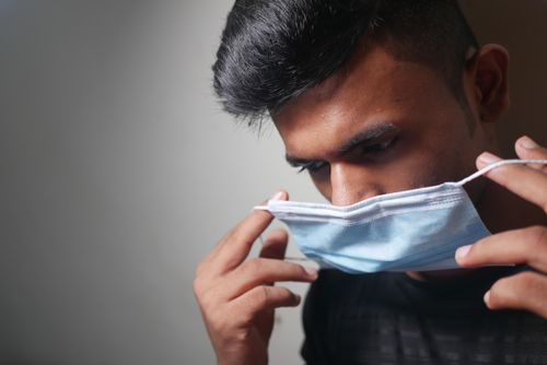  Nếu chỉ bị bệnh nhẹ, chúng ta vẫn có thể tiêm vaccine phòng cúm. Ảnh minh họa: towfiqu_barbhuiya. 