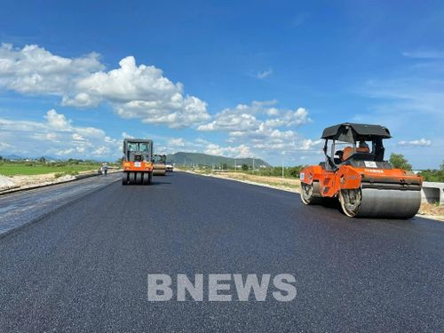 Nhà thầu Vinaconex đang thi công gói thầu XL-04 thuộc dự án thành phần Vĩnh Hảo - Phan Thiết. Ảnh: CTV/BNEWS/TTXVN