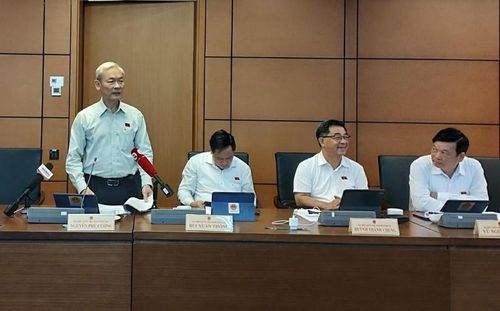 Đại biểu Quốc hội Nguyễn Phú Cường (Đoàn tỉnh Đồng Nai) thảo luận tại tổ.