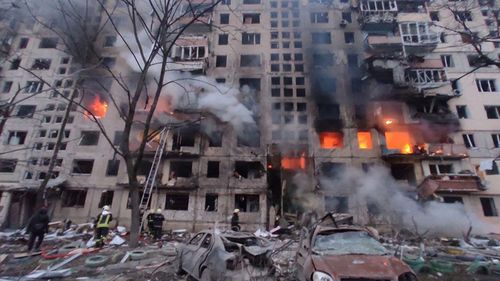 Tòa nhà trúng không kích của Nga ở thủ đô Kiev. Ảnh: New York Times