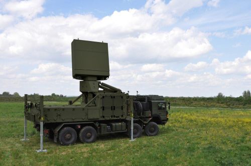 Việc cung cấp diễn ra trong khuôn khổ hợp đồng giữa Ukraine và một công ty khác của Đức - Diehl Defense, doanh nghiệp sản xuất các tổ hợp tên lửa phòng không IRIS-T SLM, trong đó hệ thống đầu tiên đã chính thức bảo vệ bầu trời Ukraine.