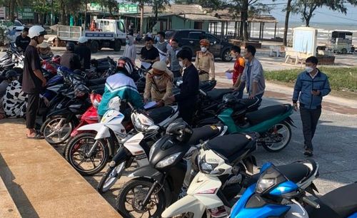  Lực lượng chức năng lập biên bản các phương tiện.