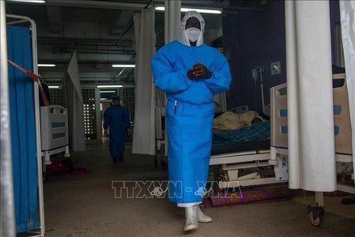 Nhân viên y tế làm việc tại khu điều trị Ebola trong bệnh viện ở Mubende, Uganda, ngày 24/9/2022. Ảnh: AFP/TTXVN