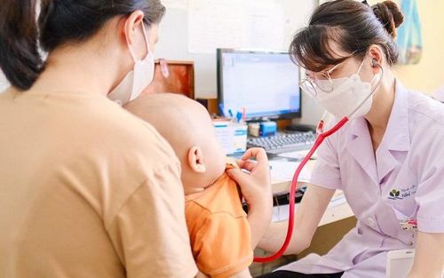 Bác sĩ Bệnh viên Nhi Trung ương thăm khám cho trẻ