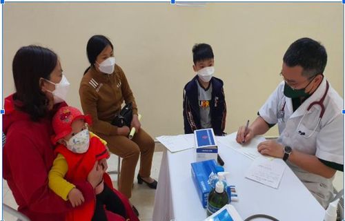 Bác sĩ thăm khám cho trẻ tại Bệnh viện Trung ương Quân đội 108