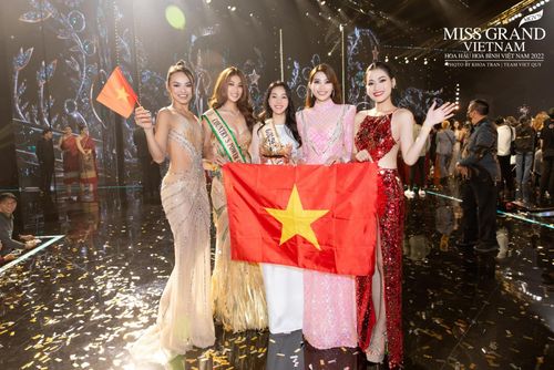 Tối 25/10, bà Phạm Kim Dung cùng với các Á hậu Miss Grand Vietnam 2022 có mặt tại Indonesia để cổ vũ cho Thiên Ân